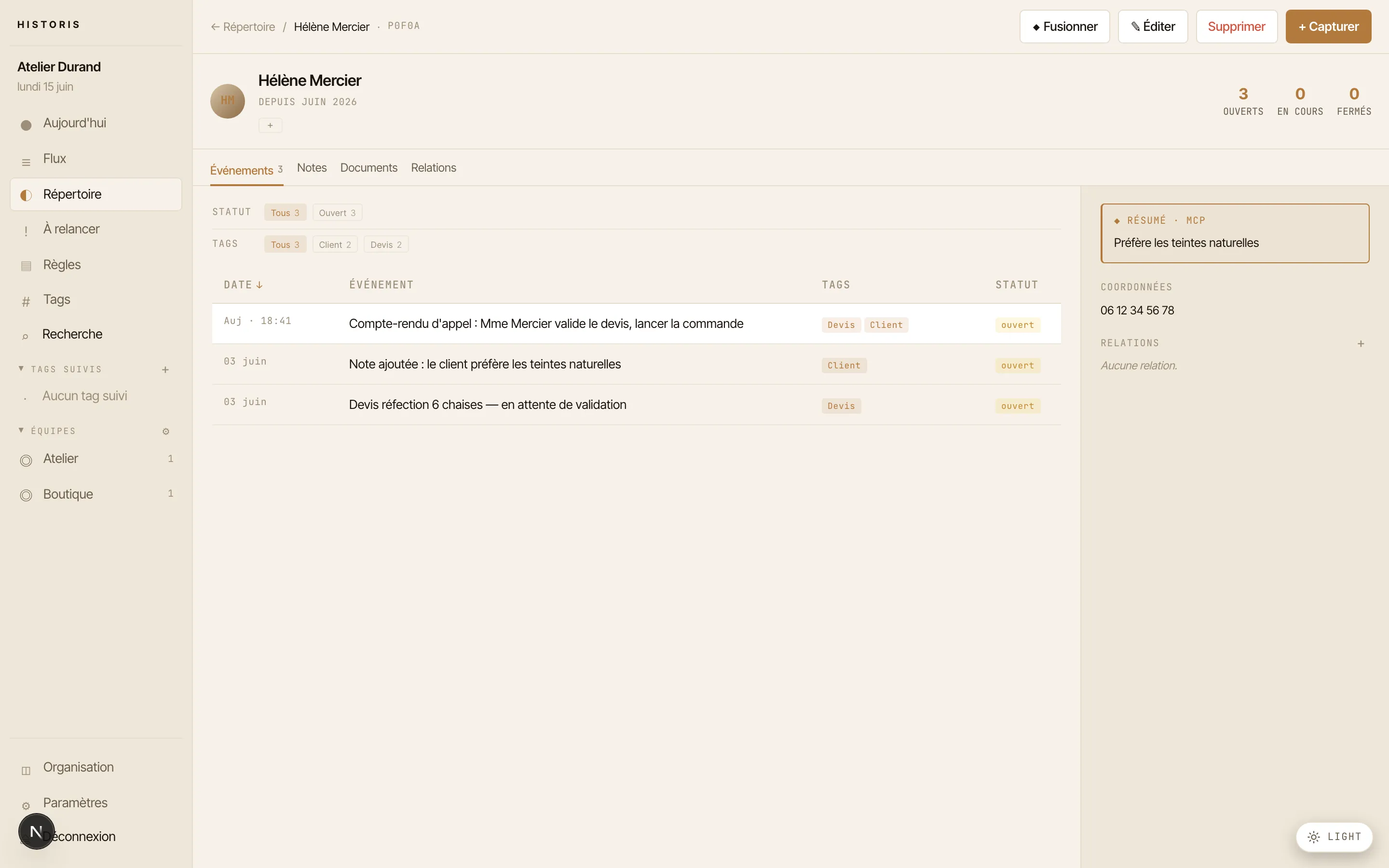 La fiche d'un contact dans Historis : tout l'historique sur une seule chronologie datée, avec un résumé marqué ◆, ajouté par un assistant.